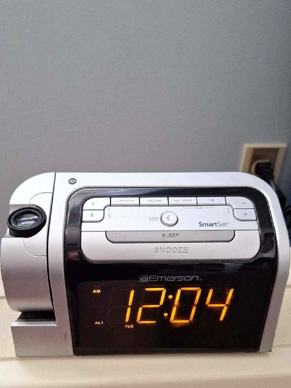 Emerson SmartSet AM/FM Projection Alarm Clock Radio - White